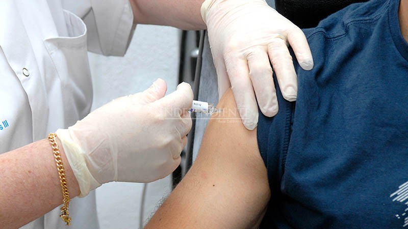 Sin fecha para vacunar al personal del Centro de Salud Urbano
