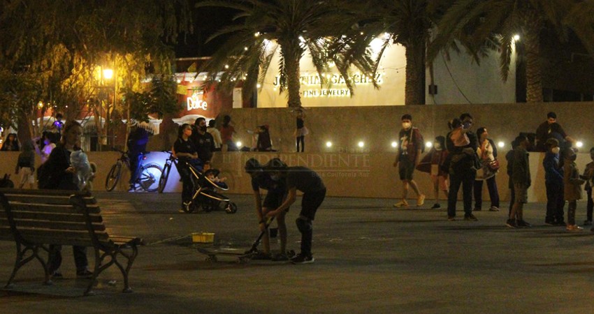 Aglomerados y sin cubrebocas en Plaza Mijares de SJC 