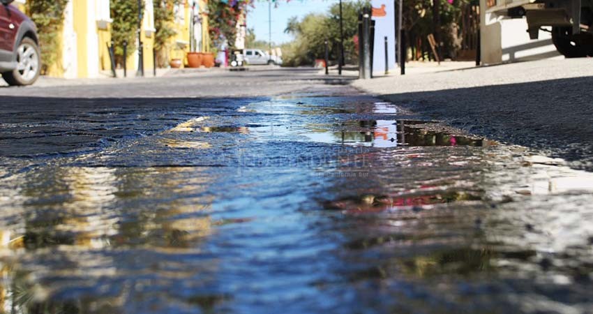 Reparan fugas de agua en centro histórico de SJC, pero brotan de nuevo  