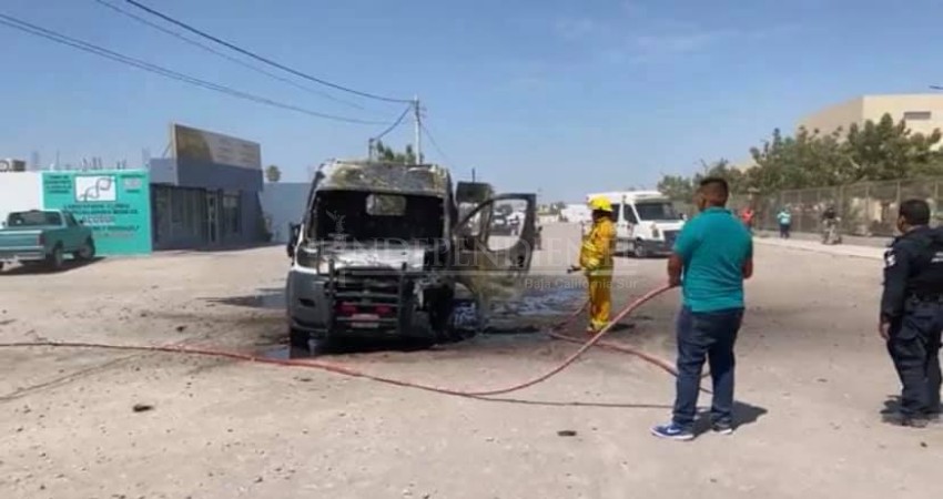 Arde en llamas ambulancia recién entregada previo a iniciar un traslado