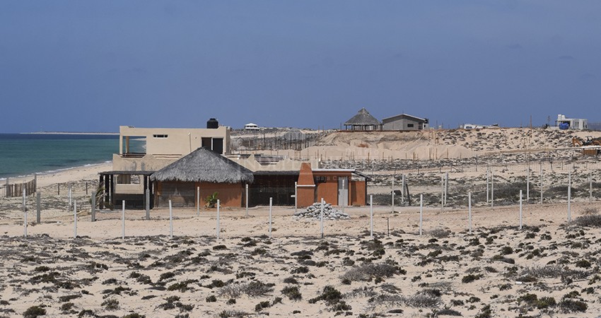 Construyen en dunas de Todos Santos y Punta Arena; “es difícil vigilar tan lejos”