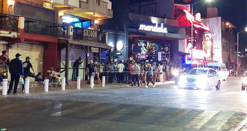 Piden a turistas no aglomerarse afuera de los bares: “si no los dejan pasar no insistan” 