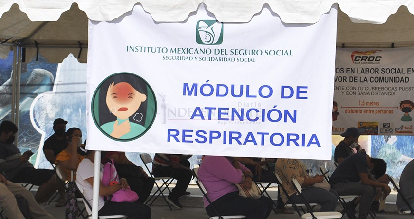 Entre charcos por fugas, sospechosos de Covid esperan atención afuera del IMSS 