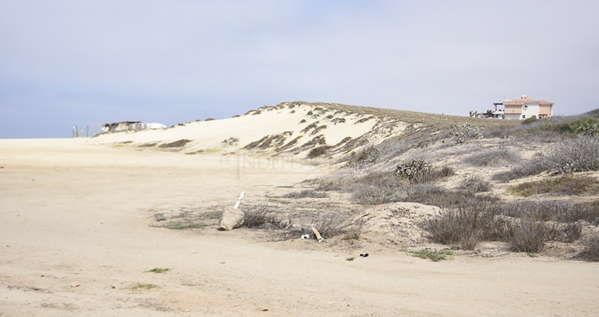Construyen en dunas de Todos Santos y Punta Arena; “es difícil vigilar tan lejos”