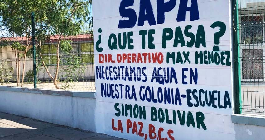 Con pintas, escuela pide agua; vecinos exhiben al plantel desperdiciándola