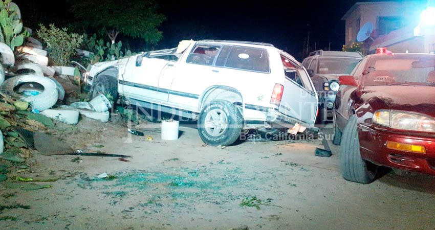 Un muerto y dos lesionados en volcadura por libramiento en La Paz