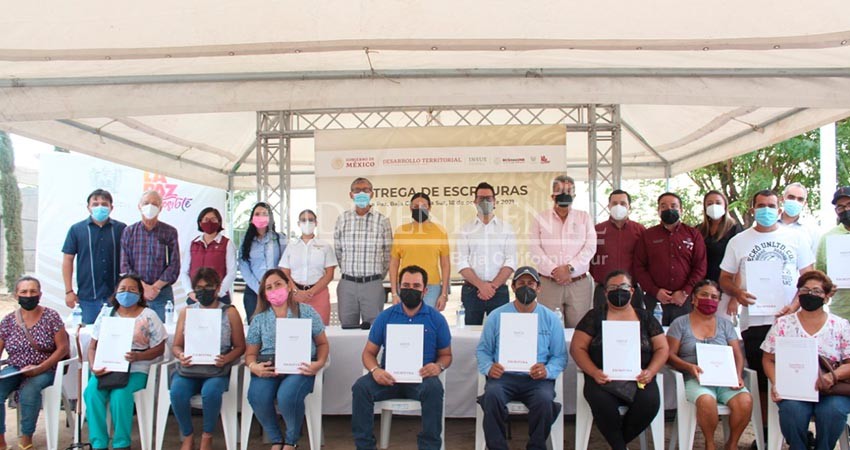 Entrega Ayuntamiento e INSUS escrituras en colonias de La Paz  