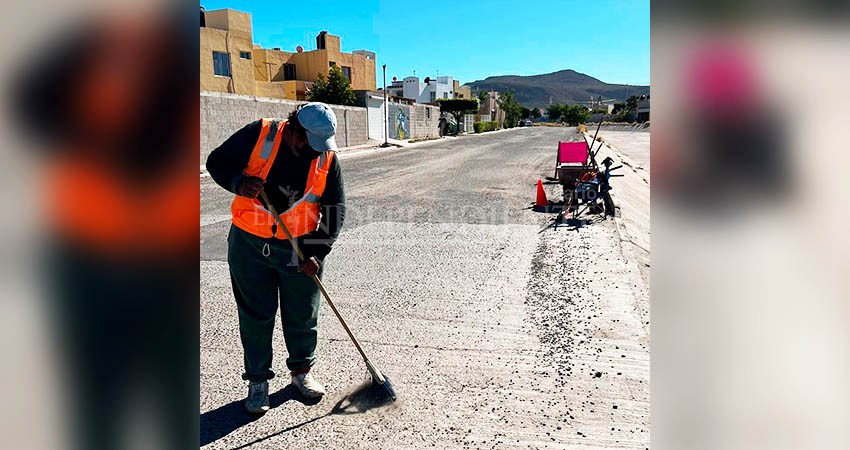 Ciudadana tapa baches para reconstruir patrimonio que perdió en incendio 