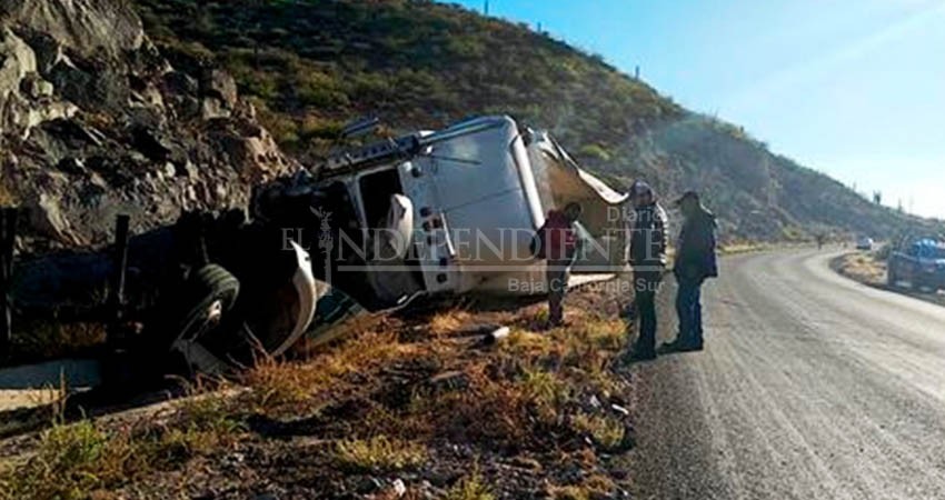 Tráiler rumbo a Pichilingue, amaneciendo y volcando 