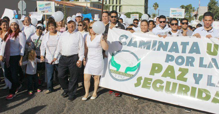 Marchan ciudadanos de la capital del Estado; exigen paz para La Paz