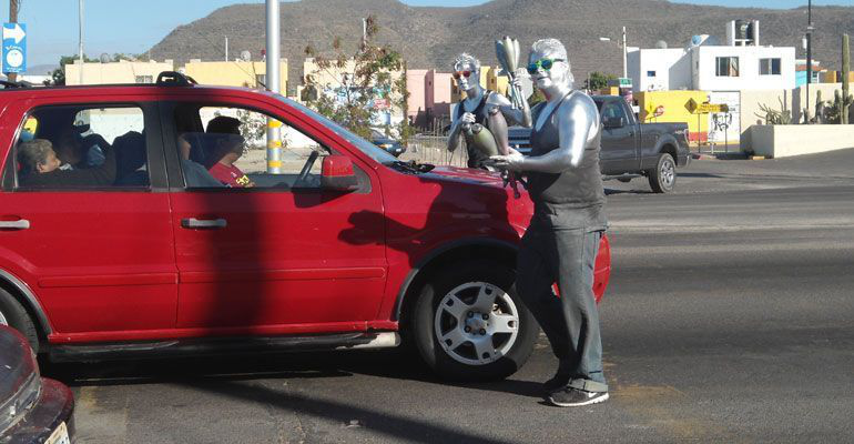 Lo hacemos para sobrevivir y no delinquir Lo hacemos para sobrevivir y no delinquir