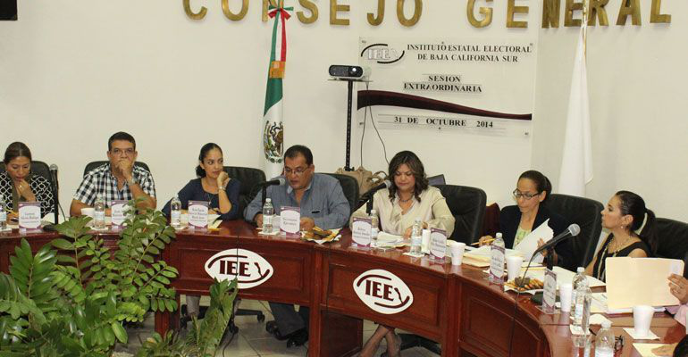 Sancionará el IEE a quienes “feisbuqueros” que hagan promoción política sin previo registros Sancionará el IEE a quienes “feisbuqueros” que hagan promoción política sin previo registros