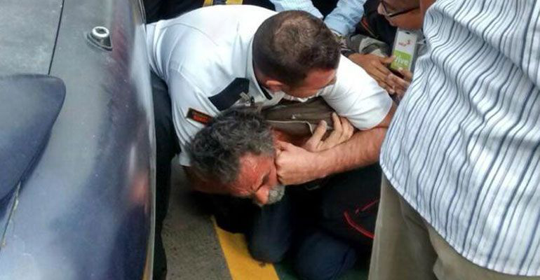 Sujeto intoxicado intentó robarse a una niña; ciudadanos lo impidieron. 