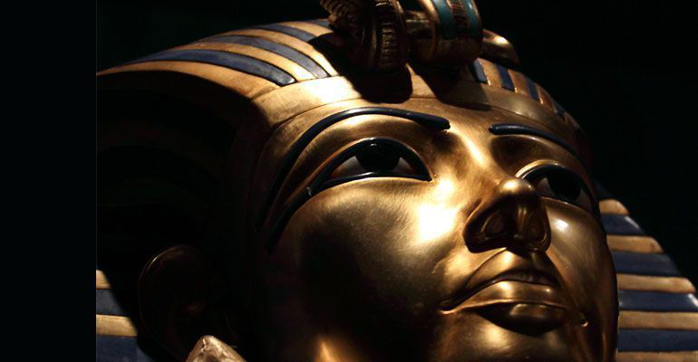 Restauración deficiente a máscara de Tutankamón