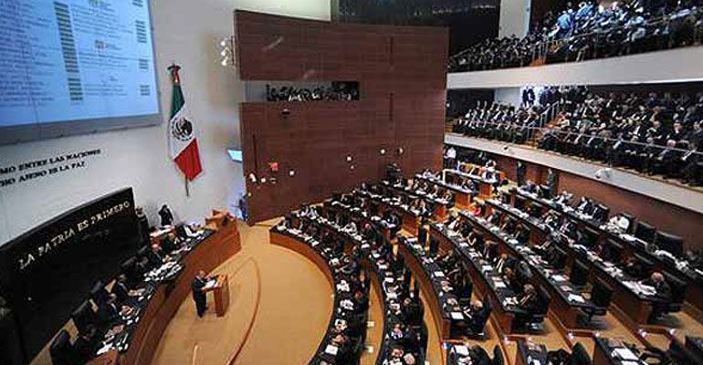 Senadores se bajan el sueldo...!!! 100 pesos al mes Senadores se bajan el sueldo...!!! 100 pesos al mes