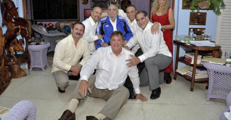 Fidel Castro se reúne con los cinco agentes liberados por EU Fidel Castro se reúne con los cinco agentes liberados por EU