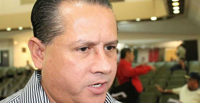 Se va a cansar de protestar Alicia Uribe, dice Ernesto Ibarra