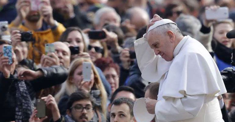 Papa se reúne con obispo chileno acusado de encubrir abusos Papa se reúne con obispo chileno acusado de encubrir abusos