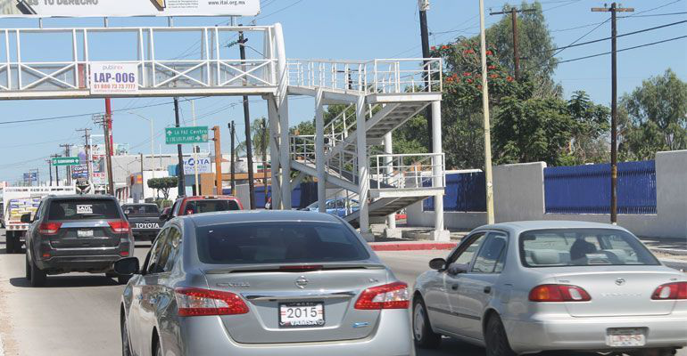 Los puentes peatonales están de adorno: conductores Los puentes peatonales están de adorno: conductores