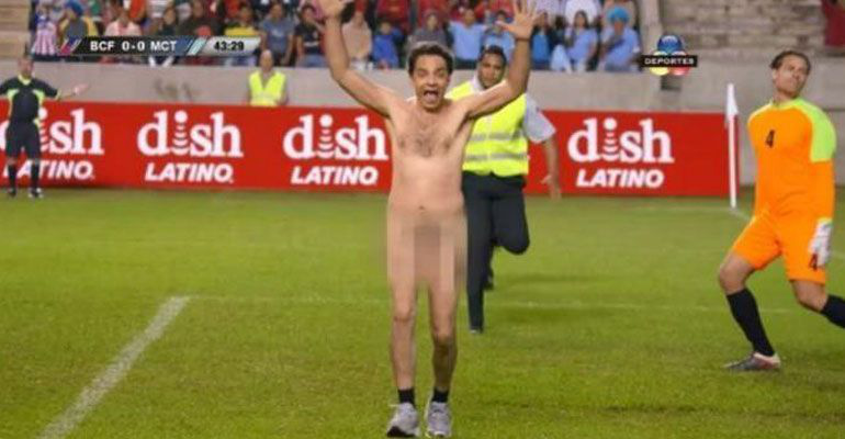 Eugenio Derbez corre desnudo e interrumpe juego de futbol Eugenio Derbez corre desnudo e interrumpe juego de futbol