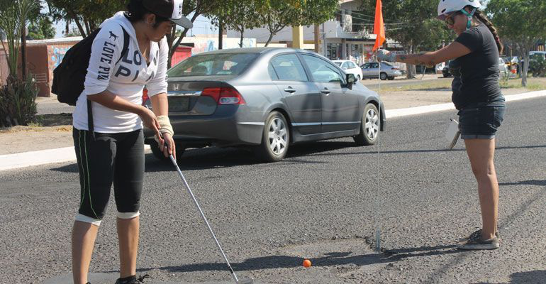¡Acciones más que palabras! Celebran protestas por lo baches con el Primer Torneo de Golfito Urbano ¡Acciones más que palabras! Celebran protestas por lo baches con el Primer Torneo de Golfito Urbano