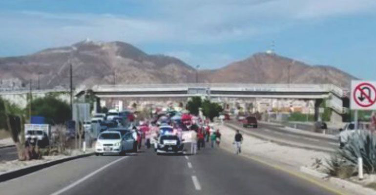 Realizan maestros marcha por el corredor turístico en CSL; Quieren hablar con el gobernador  Realizan maestros marcha por el corredor turístico en CSL; Quieren hablar con el gobernador