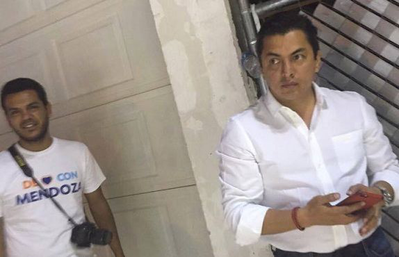 Captan a Alejandro Cruz, ex director de SCT, “espiando” evento del PRS