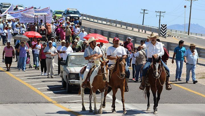 Ejidatarios bloquean carretera federal; piden que SCT pague adeudos