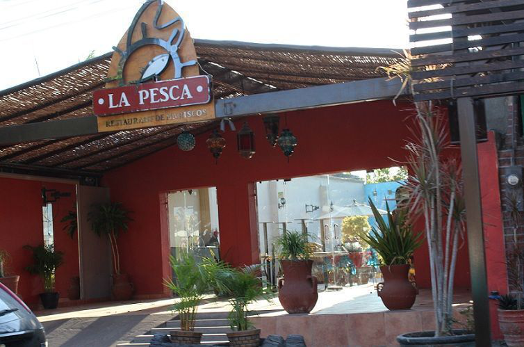 Robo a la carta; ladrones arrebatan pertenencias a comensales y salen huyendo