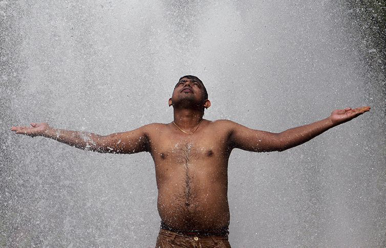 Cae carga de grúa desde piso 28 de edificio en NY; lesiona a 10 personas Cae carga de grúa desde piso 28 de edificio en NY; lesiona a 10 personas