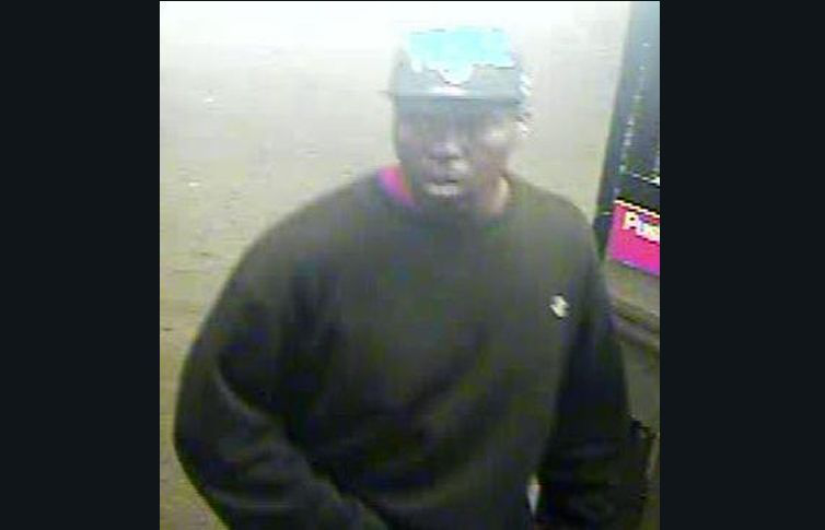 Policía de NY busca a sujeto que cortó el cuello a una turista en el metro