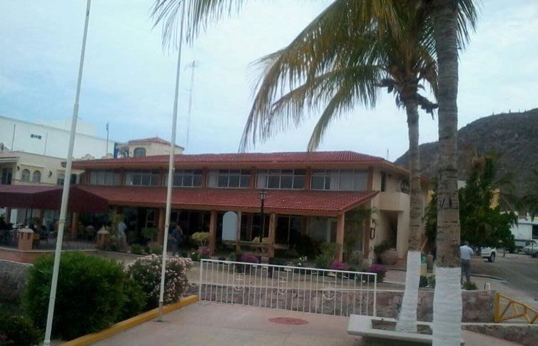 Previo a las elecciones, se reúne Ricardo Barroso con el gobernador de Chihuahua, Esthela Ponce y el SNTE Previo a las elecciones, se reúne Ricardo Barroso con el gobernador de Chihuahua, Esthela Ponce y el SNTE