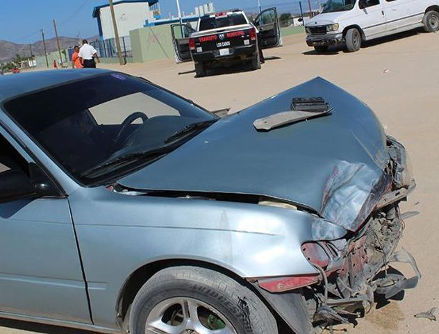 Acelerado conductor provoca accidente por no hacer alto