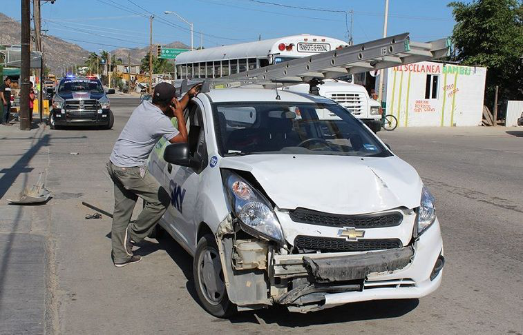 Se registra aparatoso choque-volcadura en SJC; una persona resultó lesionada Se registra aparatoso choque-volcadura en SJC; una persona resultó lesionada