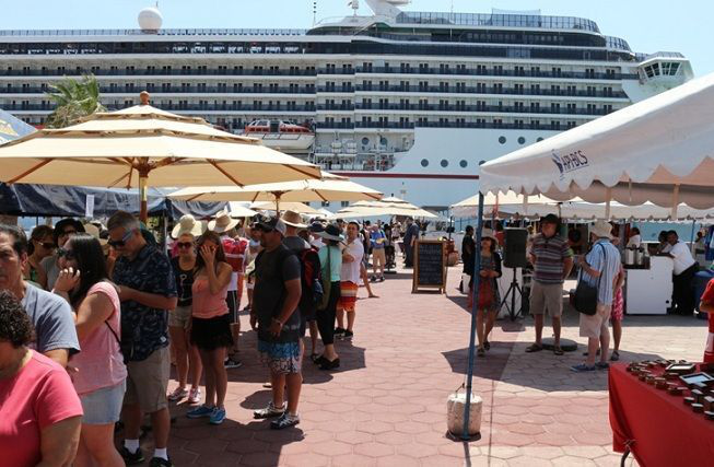 Pasado el peligro de “Carlos” continúa su viaje el Carnival Miracle Pasado el peligro de “Carlos” continúa su viaje el Carnival Miracle