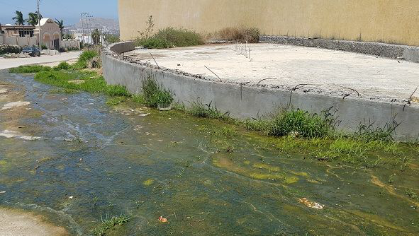 Acuden autoridades a verificar tiradero de aguas negras del residencial La Cima