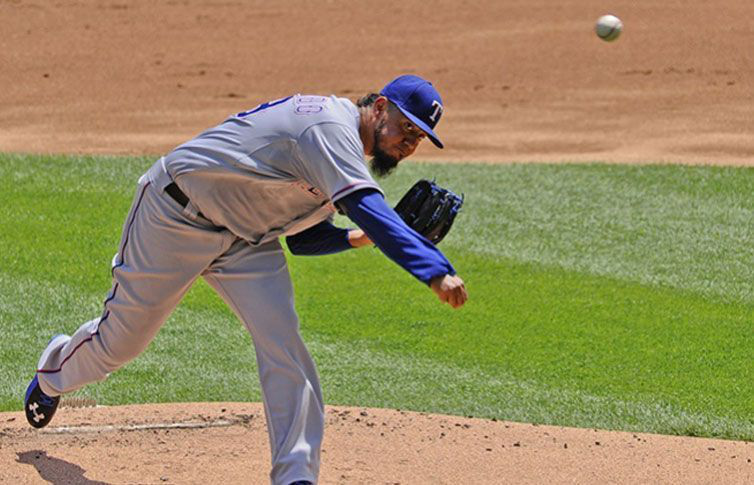 Yovani Gallardo se va sin decisión en revés de Texas ante Chicago