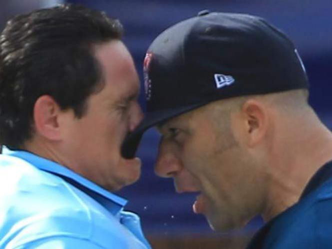 Suspenden a pitcher Aceves por dar cabezazo al umpire