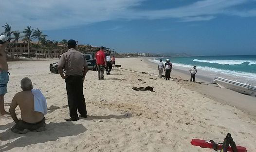 Oleaje impacta y vuelca una lancha en playa Costa Azul; no hubo heridos