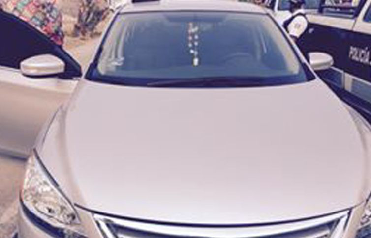 Localizan vehículo con manchas de sangre