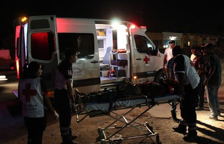 Conductor se impacta contra auto y luego atropella a peatón Conductor se impacta contra auto y luego atropella a peatón