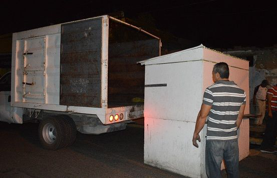 Hacen  limpia en La Paz… Retiran puestos semifijos abandonados en la vía pública Hacen  limpia en La Paz… Retiran puestos semifijos abandonados en la vía pública
