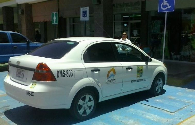 Advierte alcalde servidor que se estacionó en lugar de discapacitados, será sancionado Advierte alcalde servidor que se estacionó en lugar de discapacitados, será sancionado