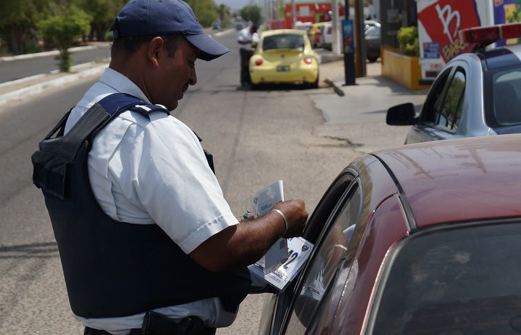 Ni para hacer boletas de infracción sirven policías de La Paz, dice regidor