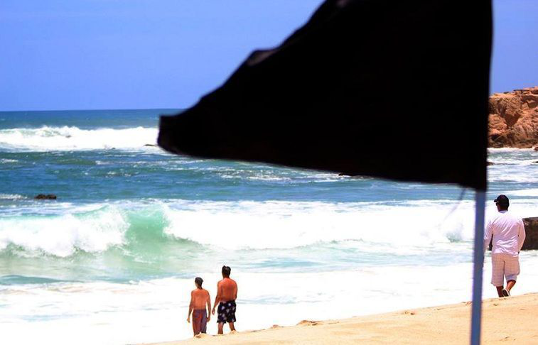 Aún con banderas negras, bañistas desafían el fuerte oleaje en Los Cabos Aún con banderas negras, bañistas desafían el fuerte oleaje en Los Cabos