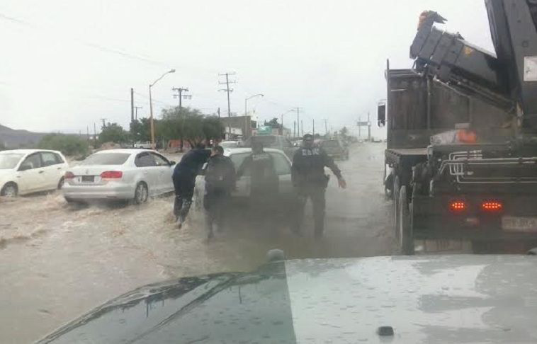 Por segundo día consecutivo arroyos atrapan a ciudadanos; municipales salen al rescate