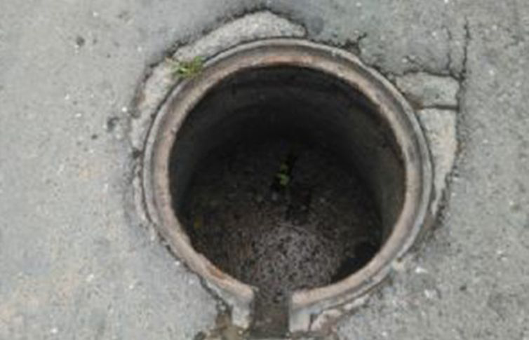 Alcantarilla se ‘traga’ a un bebé de 2 años en Torreón Alcantarilla se ‘traga’ a un bebé de 2 años en Torreón