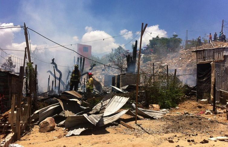 Fuego arrasó con dos viviendas en colonia Tierra y Libertad de CSL; no hubo heridos Fuego arrasó con dos viviendas en colonia Tierra y Libertad de CSL; no hubo heridos