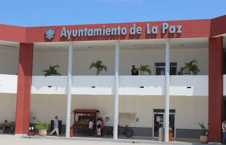 Adeuda el Ayto de La Paz hasta tres quincenas a trabajadores de confianza y 500 mil pesos a Todos Santos Adeuda el Ayto de La Paz hasta tres quincenas a trabajadores de confianza y 500 mil pesos a Todos Santos