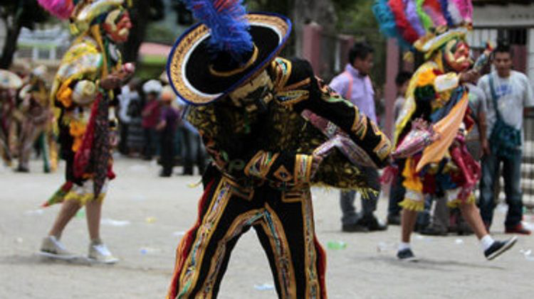 Danzantes voladores mezclan la tradición maya y colonial